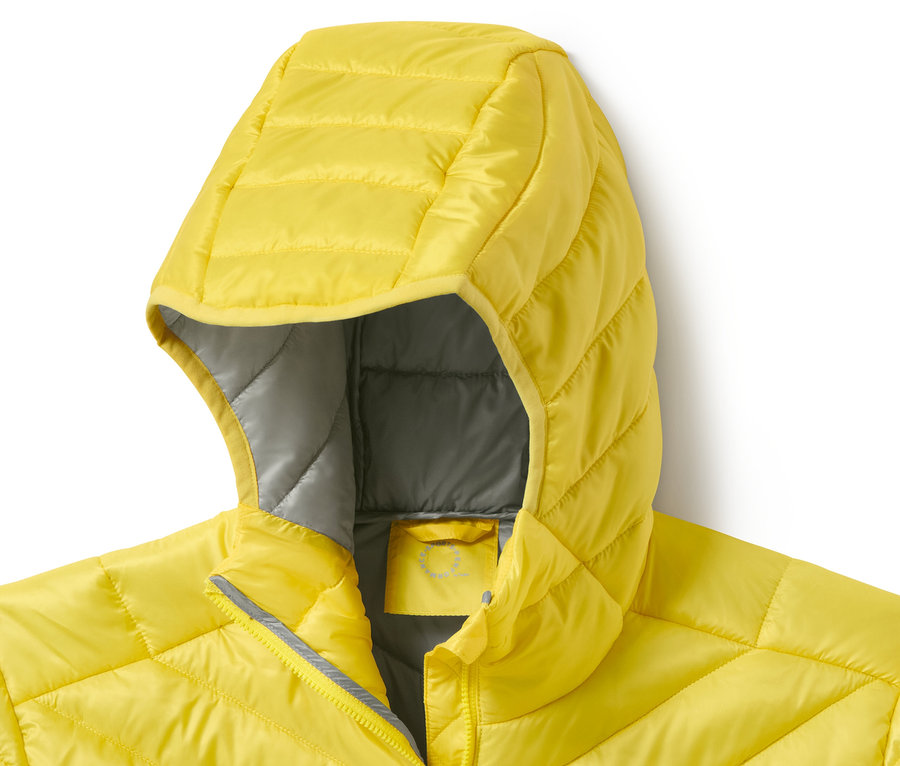 Kapüşonlu sarı kapitone montun yakın çekimi