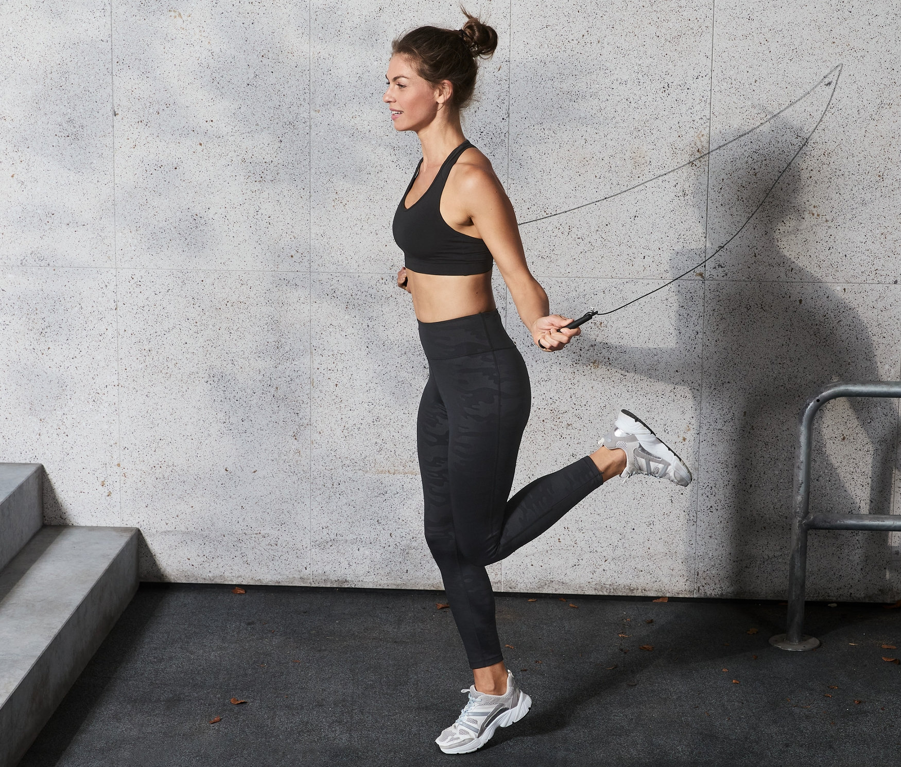 Kadın, "Speed" atlama ipiyle atlıyor.