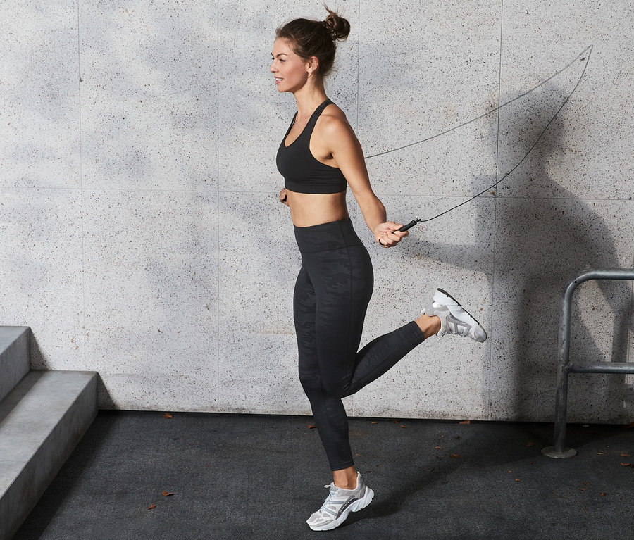 Kadın, "Speed" atlama ipiyle atlıyor.