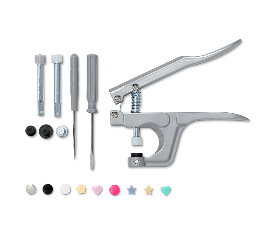 Gümüş rengi pense, başlıklar ve tornavidalar içeren bir Çıtçıt Seti. Çıtçıtlar farklı renk ve şekillerdedir.