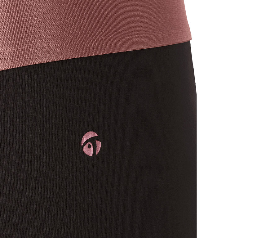 Kahverengi belli, küçük logolu spor taytı detayı.