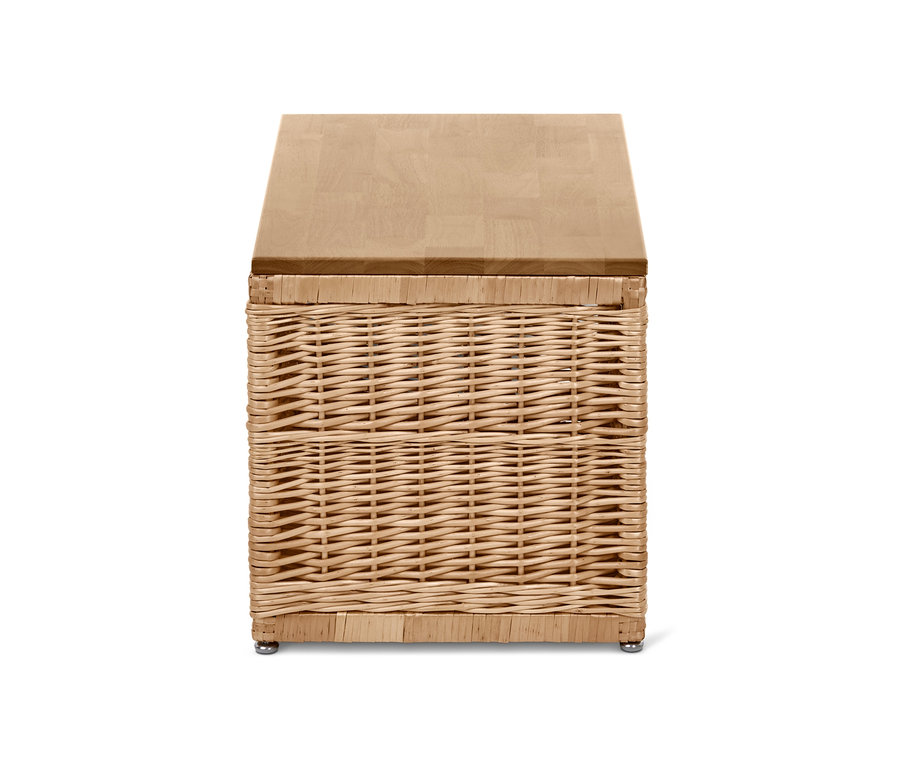 Ahşap kapaklı hasır sandık.