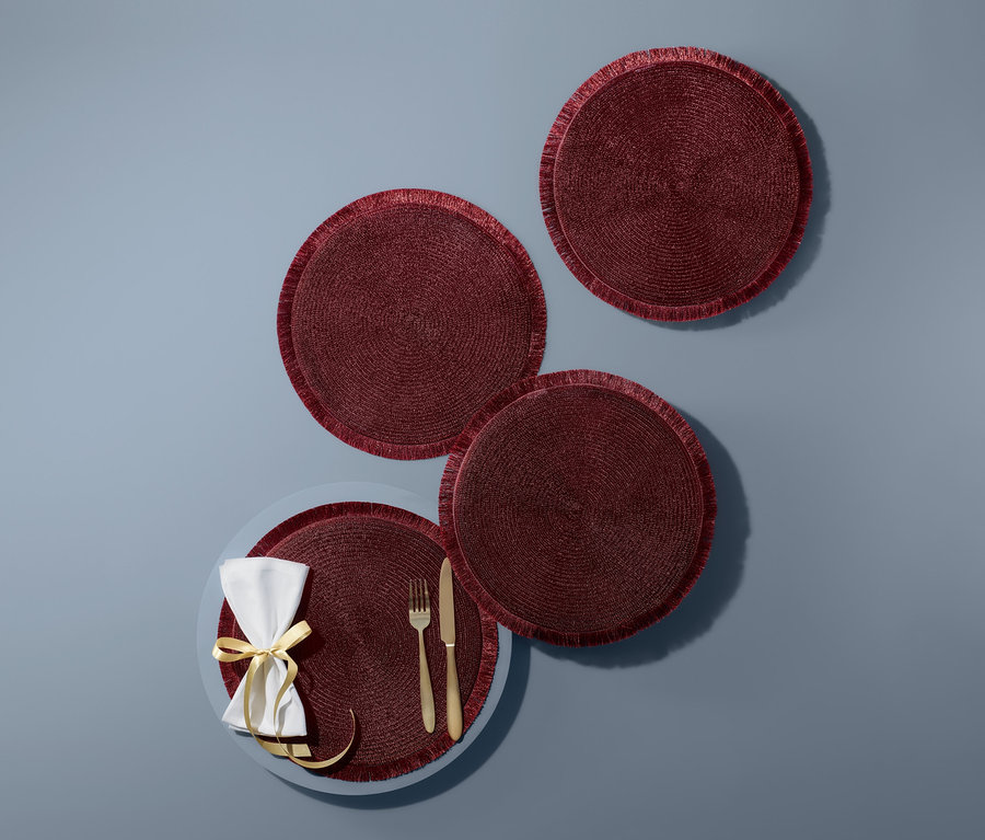 Dört Amerikan servis seti. Birinin üzerinde altın kurdeleli bir peçete ve altın bıçak ve çatal var.