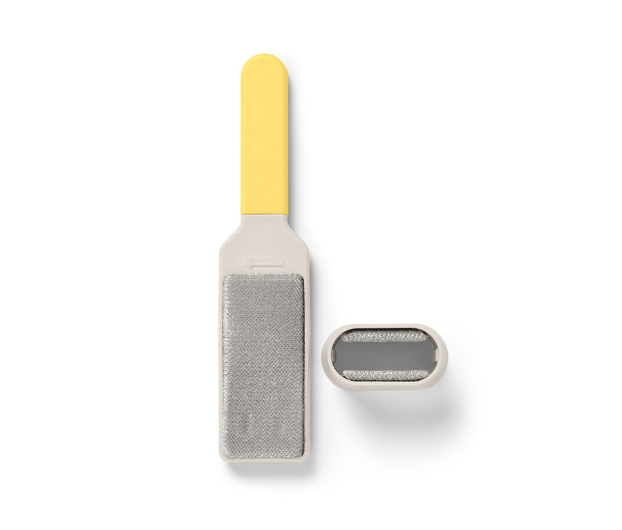 Sarı saplı ve temizleme tabanlı çift taraflı kıyafet fırçası.