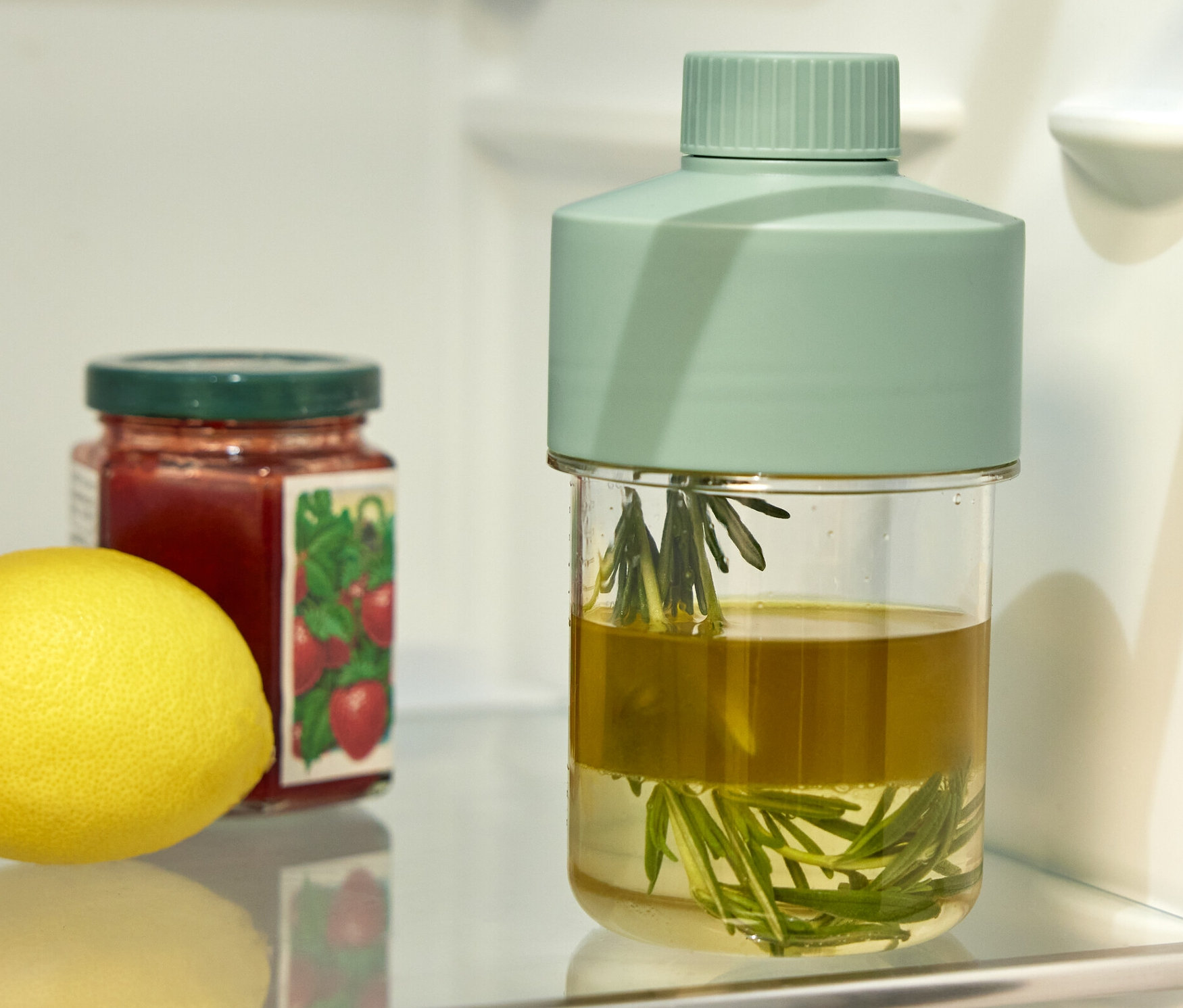 Buzdolabında bir sosluk, bir kavanoz reçel ve bir limon duruyor.