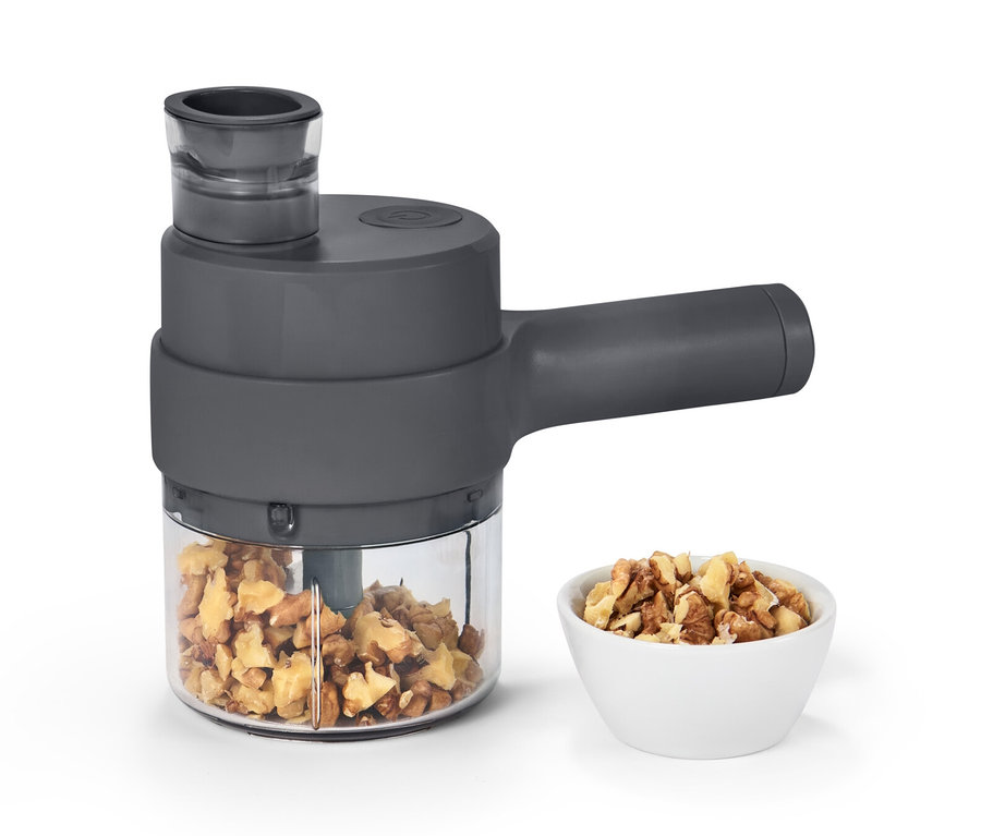 Haznede ve bir kasede fındık bulunan şarjlı çoklu doğrayıcı.