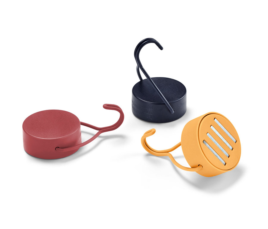 Kırmızı, lacivert ve turuncu renklerde üç adet mıknatıslı askı beyaz bir zeminde duruyor.