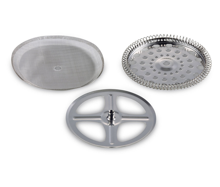 Bir French pressin parçaları: metal elek, yaylı bir disk ve saplı yuvarlak bir metal disk.