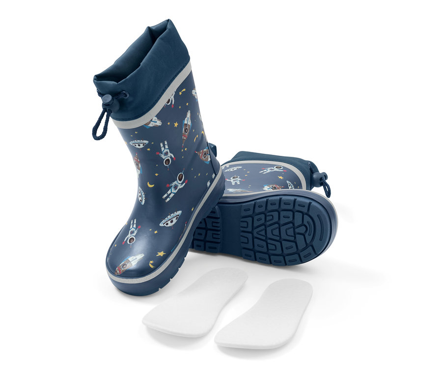 Uzay desenli mavi çocuk yağmur çizmesi ve beyaz ayakkabı tabanlıkları.
