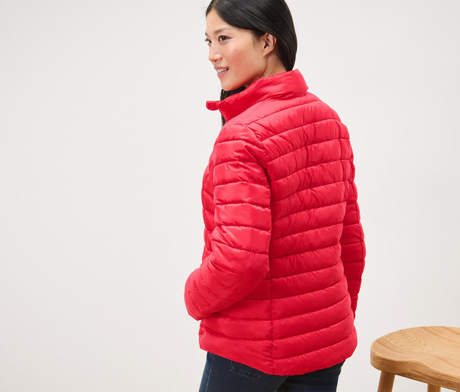 Kadın kapitone mont giyiyor