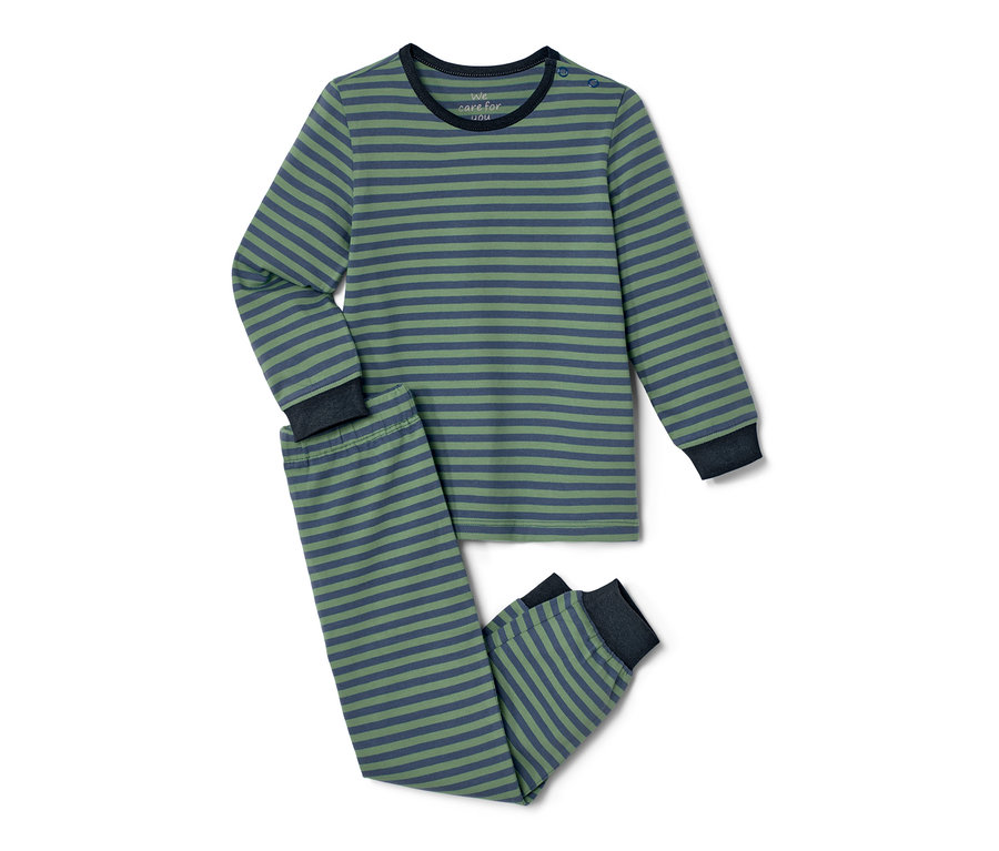 Çizgili, yeşil ve mavi renklerde 2 Adet Küçük Çocuk Pijama Takımı duruyor.