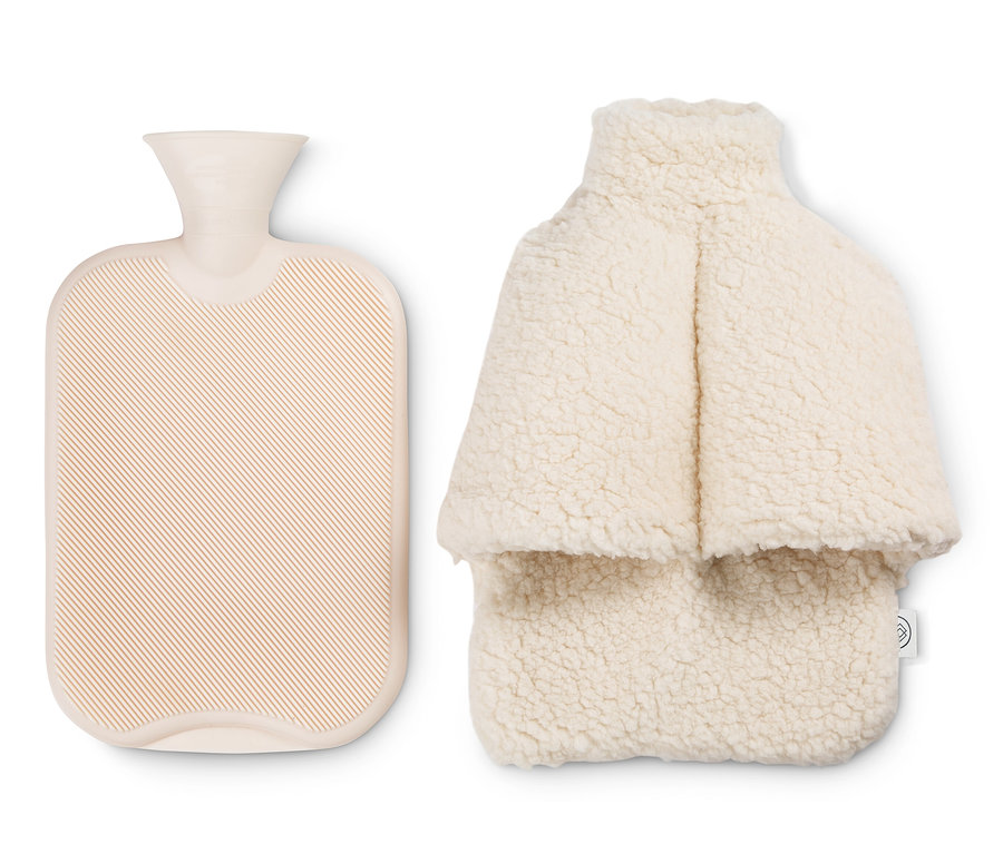 Bej renkli sıcak su torbası ve peluş kılıflı sıcak su torbası yan yana duruyor.