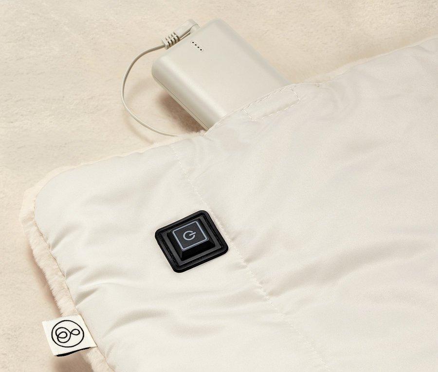 Şarjlı Isıtıcı Panço'nun detaylı görünümü, kontrol düğmesi ve bağlı batarya ile birlikte.