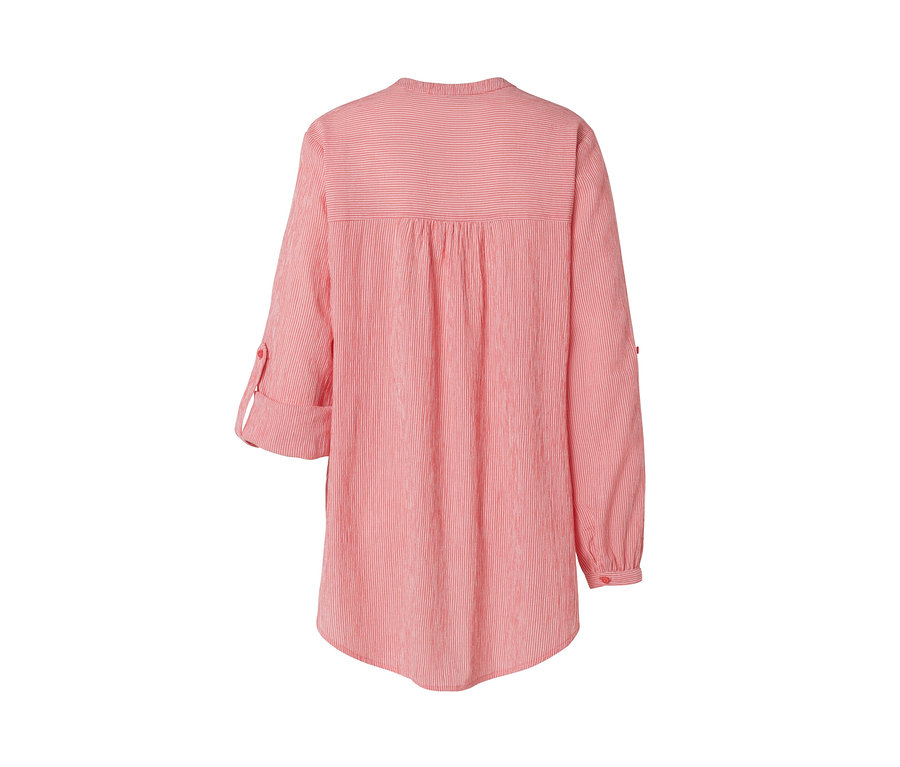 Çizgili, mercan rengi uzun tuniğin arka görünümü.