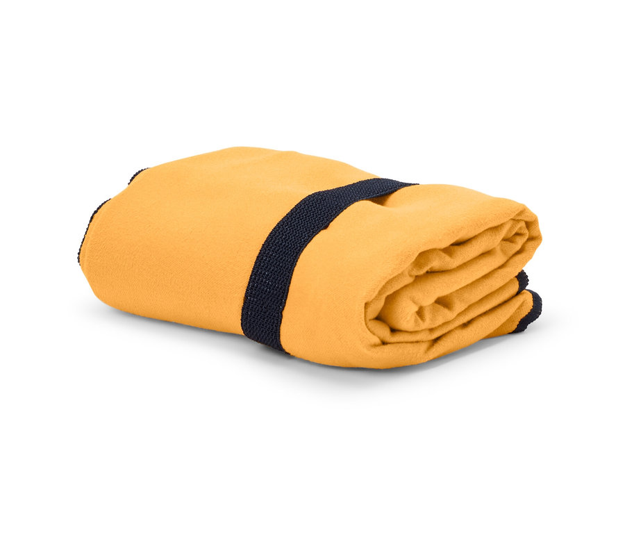 Lacivert şeritli, yaklaşık 50 x 100 cm boyutlarında, rulo yapılmış turuncu renkli havlu.