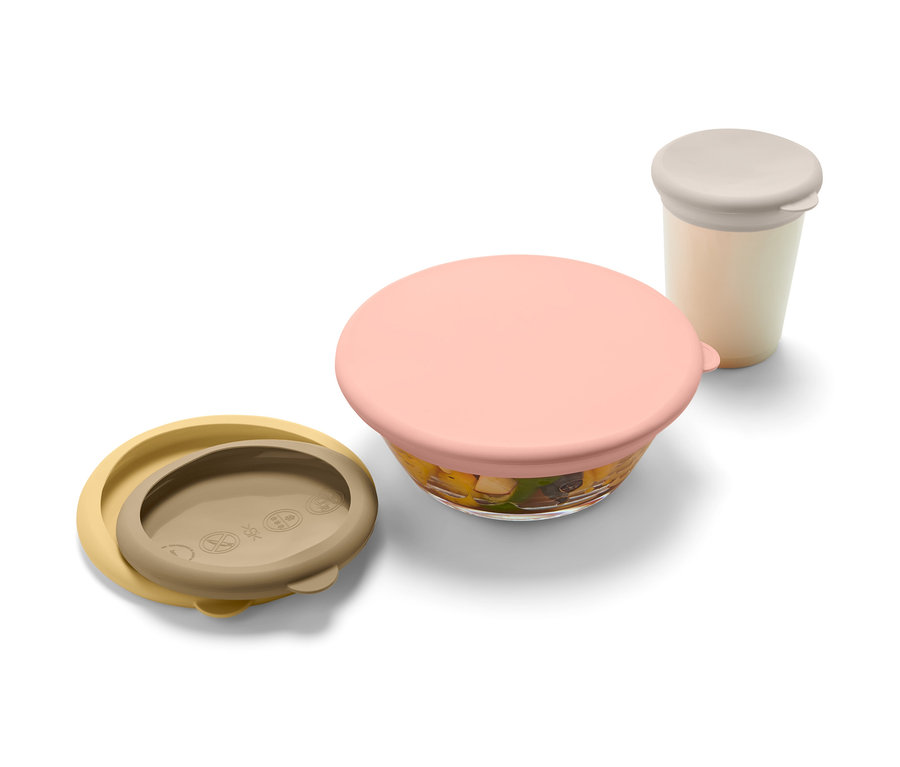 Sarı, pembe ve krem renklerinde 4 adet silikon taze tutma kapağı seti. Bir kapak açık.