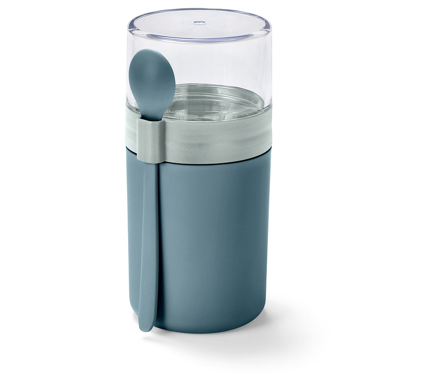 Kaşıklı, yeşil renkli taşınabilir yoğurt kabı. 