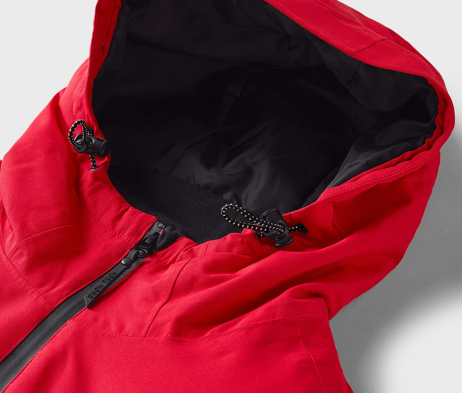 Kapüşonlu, siyah astarlı, fermuarlı ve büzgülü kırmızı bir ceketin yakın çekimi.