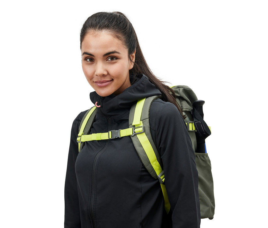 Sırtında outdoor sırt çantası olan kadın.