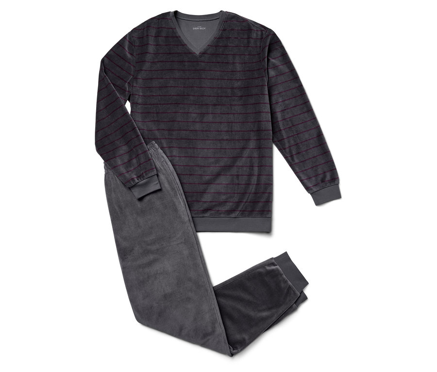 Beyaz zemin üzerinde bordo şeritli gri, kadife pijama takımı.