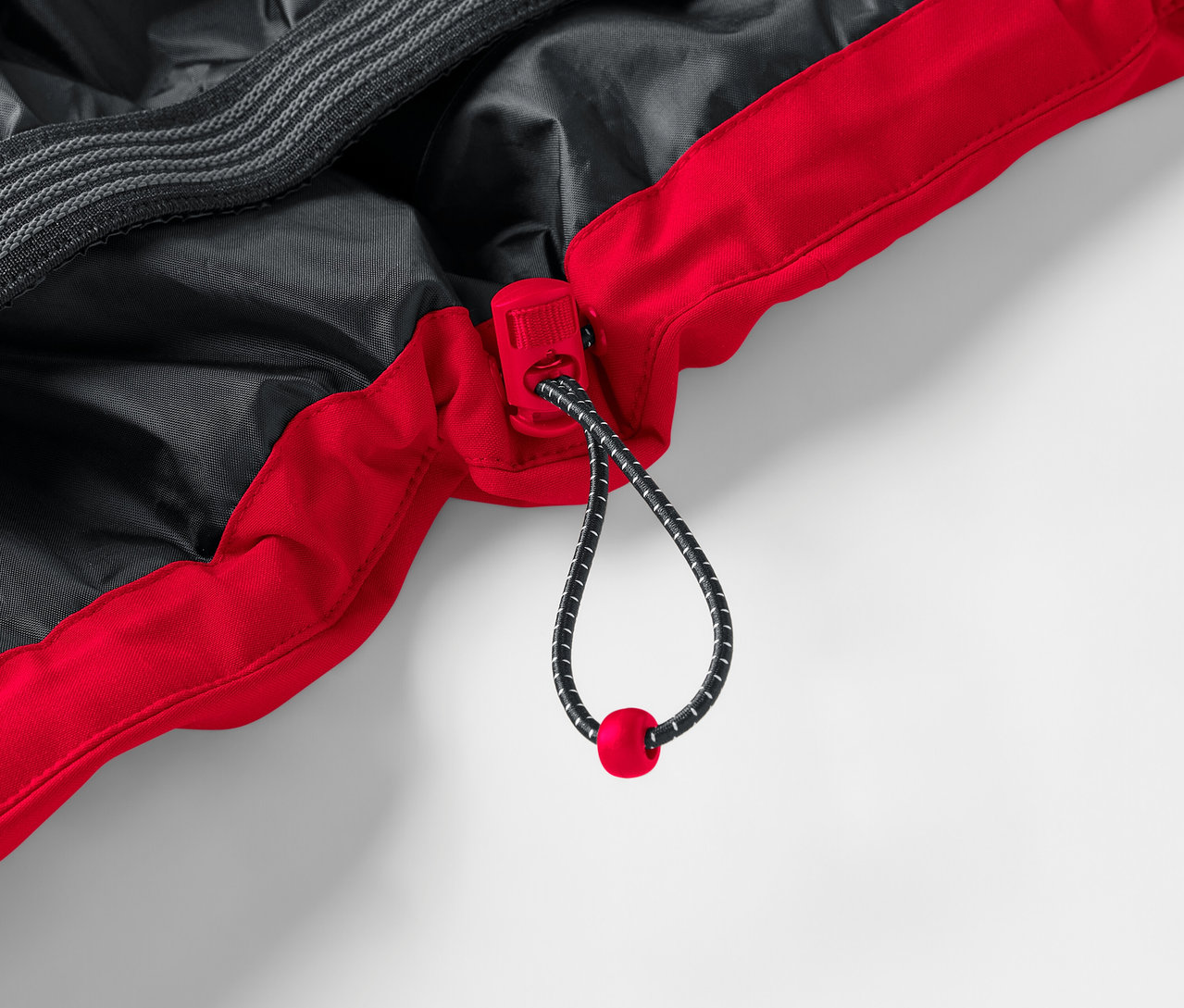 Kordonlu, kırmızı ve siyah bir ceketin detayı.