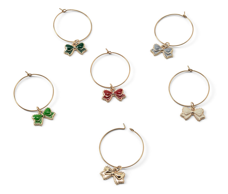 Altın rengi halka küpeler üzerinde farklı renklerde kurdele şeklinde detaylar bulunmaktadır, toplamda altı adet küpe vardır.