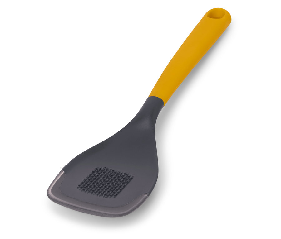 Sarı saplı ve gri başlıklı çok fonksiyonlu pişirme kaşığı beyaz bir arka plan üzerinde duruyor.