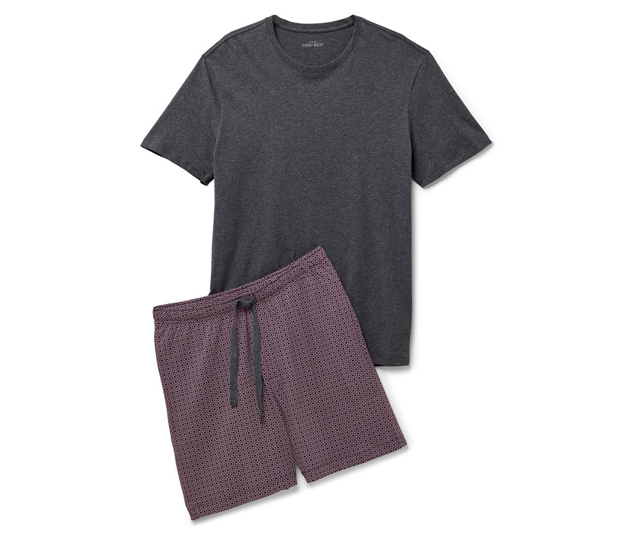 Beyaz arka planda gri tişört ve desenli şort.