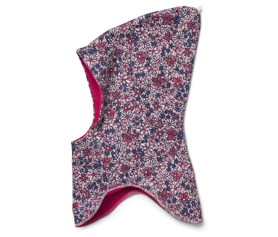 Beyaz arka planda çiçek desenli çocuk balaklavının yakın çekimi.