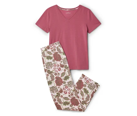 Pembe bir tişört, uzun, çiçekli bir pijama pantolonunun yanında duruyor.