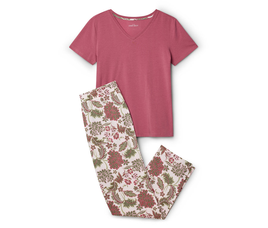 Pembe bir tişört, uzun, çiçekli bir pijama pantolonunun yanında duruyor.