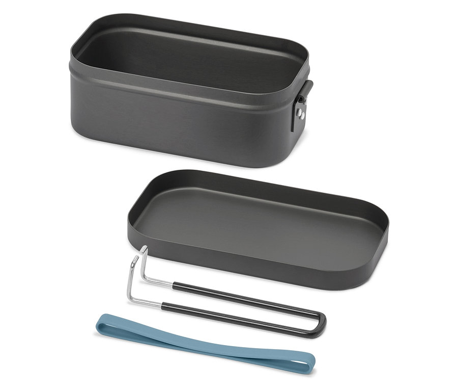 Açık, dikdörtgen, koyu gri bir yemek kutusu, kapağı, desteği ve mavi lastik bandı beyaz bir arka plan üzerinde duruyor.