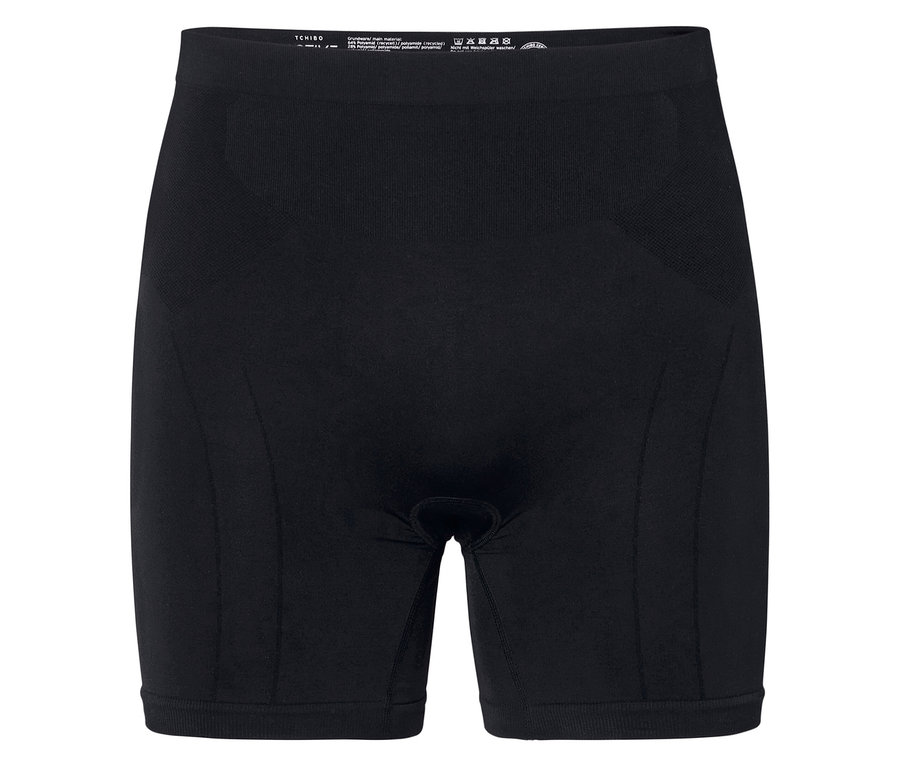 Siyah, kısa, dar bir şortun fotoğrafı.