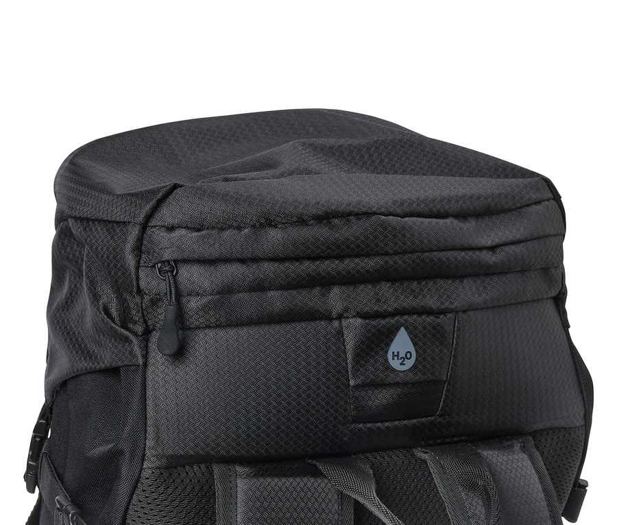 Fermuarlı ve H2O logolu siyah bir sırt çantasının yakın çekim görüntüsü.