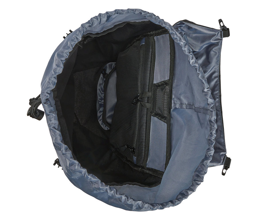 İç kısmı açık, boş, mavi-gri renkte, siyah detaylı bir sırt çantası.