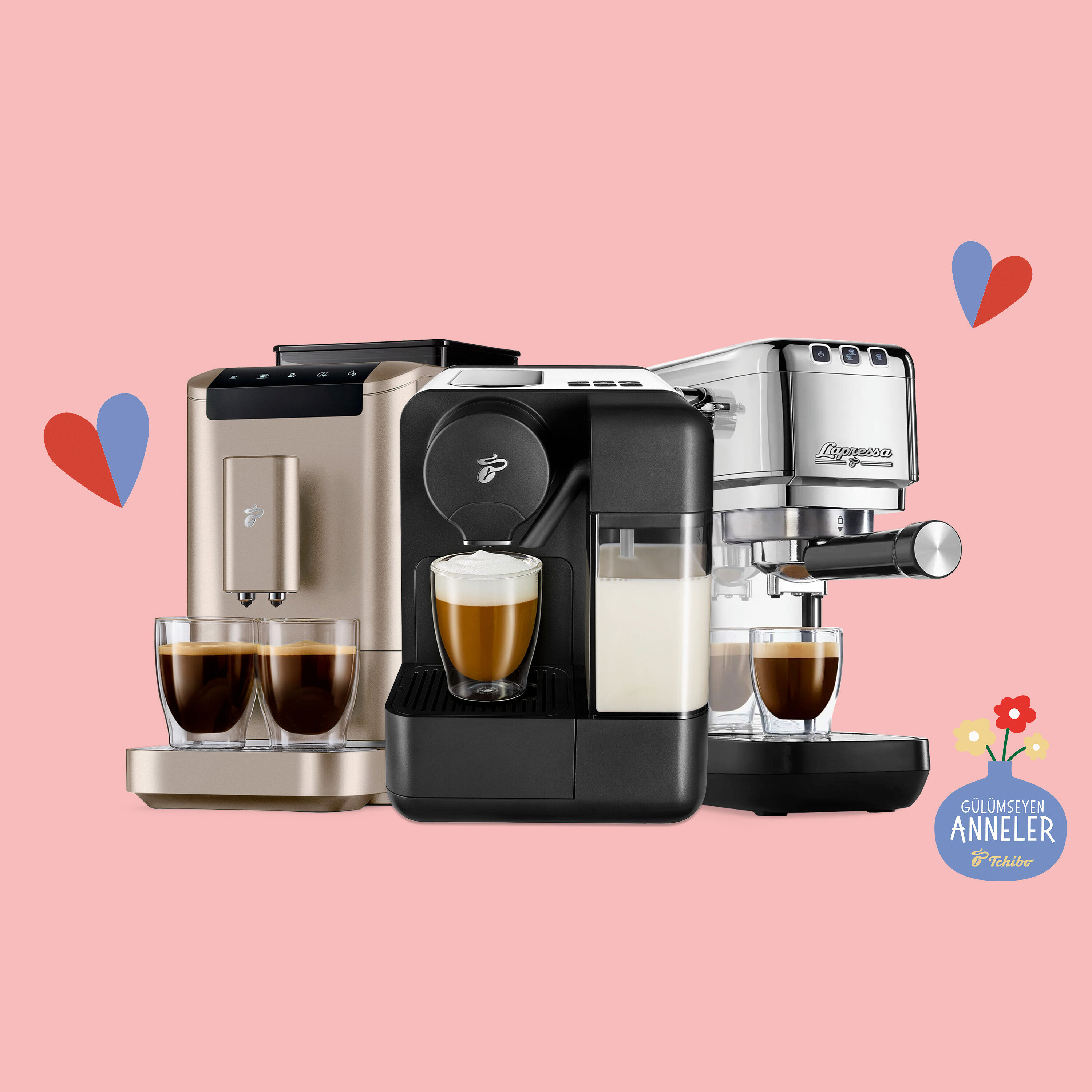 Pembe arka planda üç kahve makinesi. Solda iki fincan siyah kahveli altın rengi otomatik makine, ortada latte ve süt haznesi olan siyah kapsül makinesi ve sağda bir fincan siyah kahveli gümüş espresso makinesi. İki kırmızı-mavi kalp ve çiçekli, yazılı mavi bir logo görülüyor.