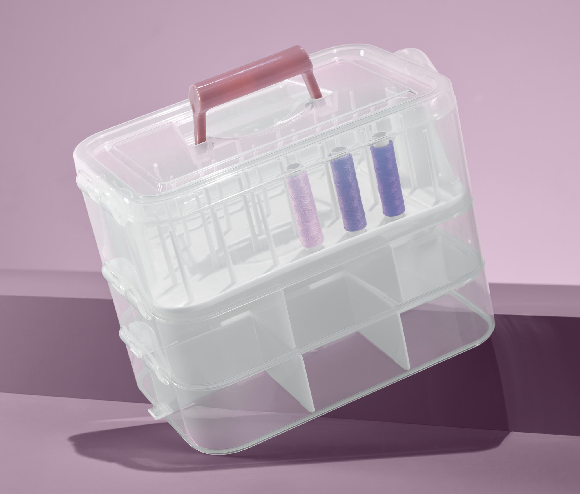 Eğik duran 3 saklama kutusu.