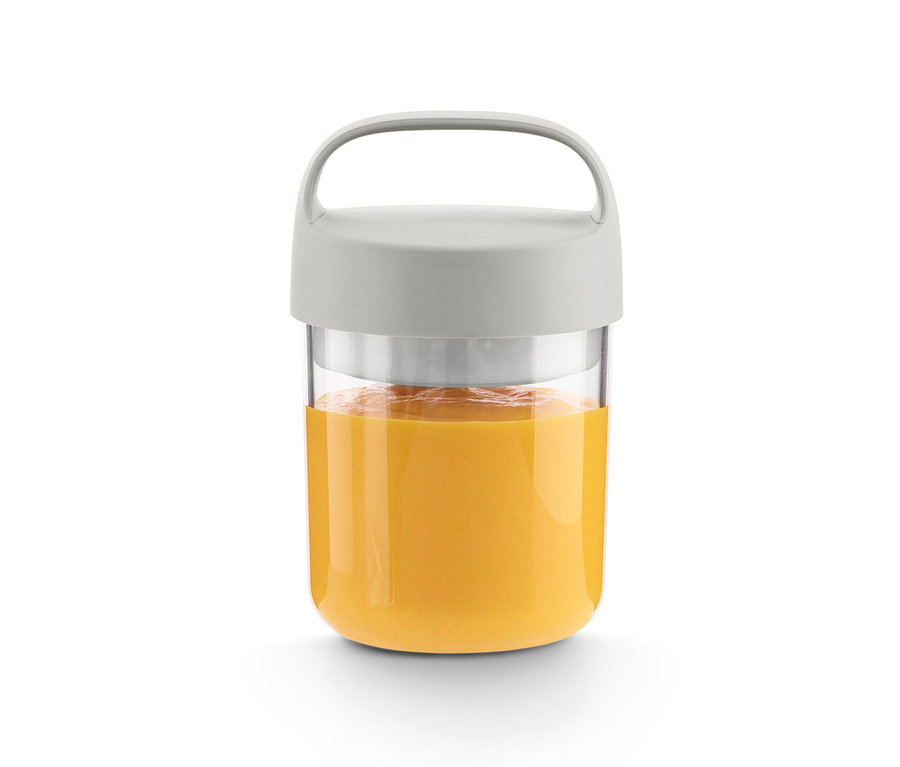 İçinde turuncu sıvı bulunan taşınabilir atıştırmalık kutusu.