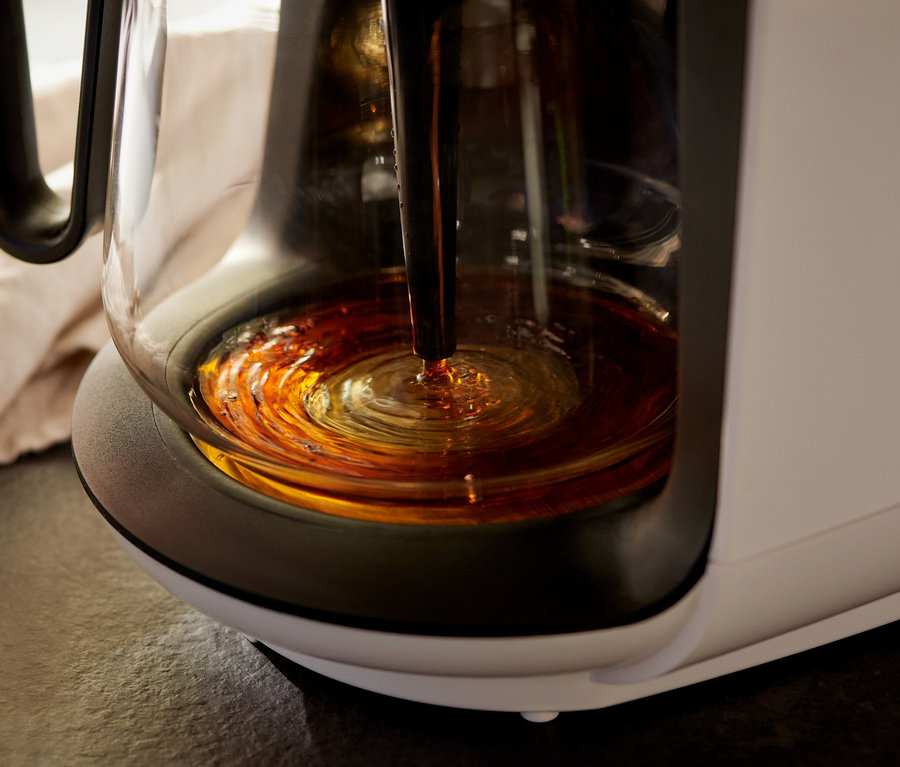 »Let's Brew« Filtre Kahve Makinesinin kahve demlerken yakın çekimi