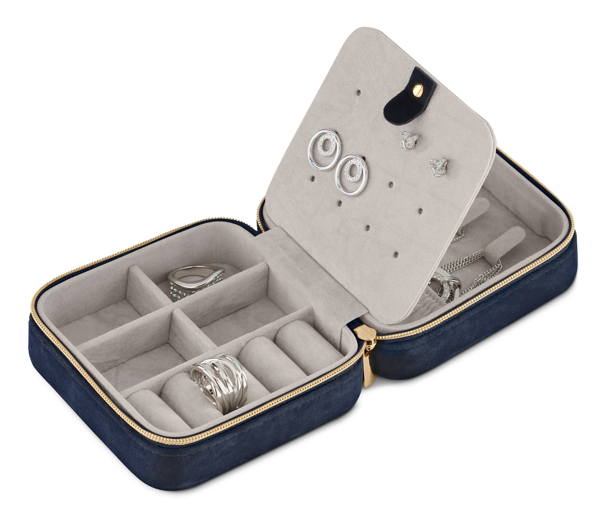 Açık küçük takı çantası, yüzükler, küpeler ve kolye ile.