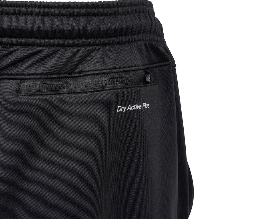 Siyah antrenman pantolonunun yakın çekimi.