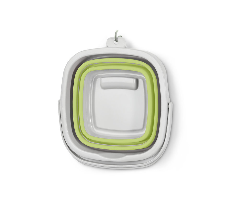 Gri ve yeşil renkli, köşeli katlanabilir temizlik kovası bir kancaya asılı duruyor.