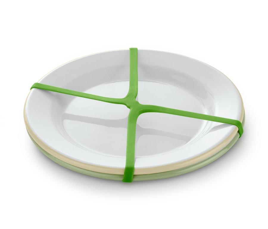 Yeşil tutucu ile birbirine bağlanmış iki adet piknik tabağı.