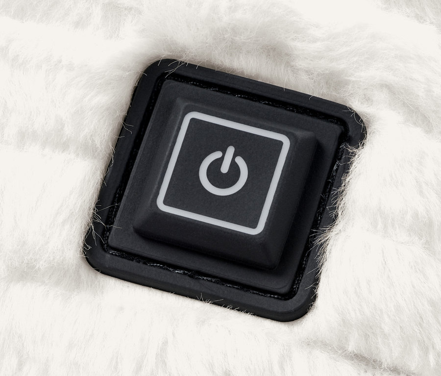 Pille çalışan ısıtmalı dekoratif yastığın detaylı görünümü, üzerinde açma kapama düğmesi bulunuyor.