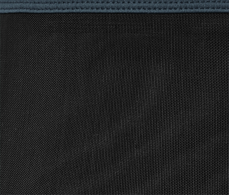 Koyu mavi bodyforming spor pantolonun yakın çekimi
