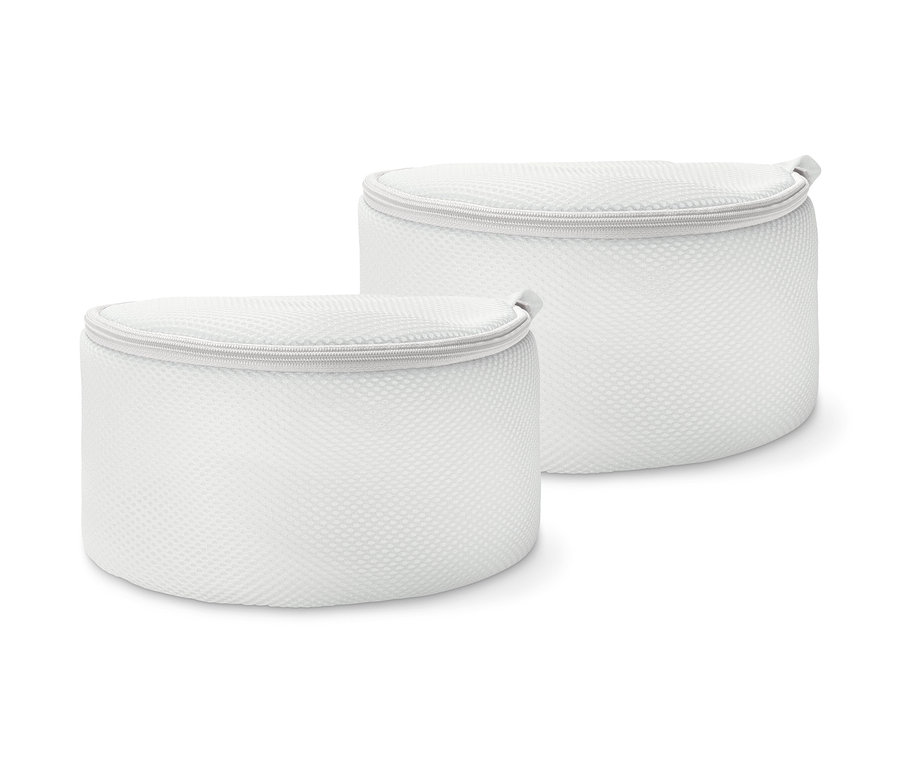 İki adet beyaz sütyen yıkama filesi.