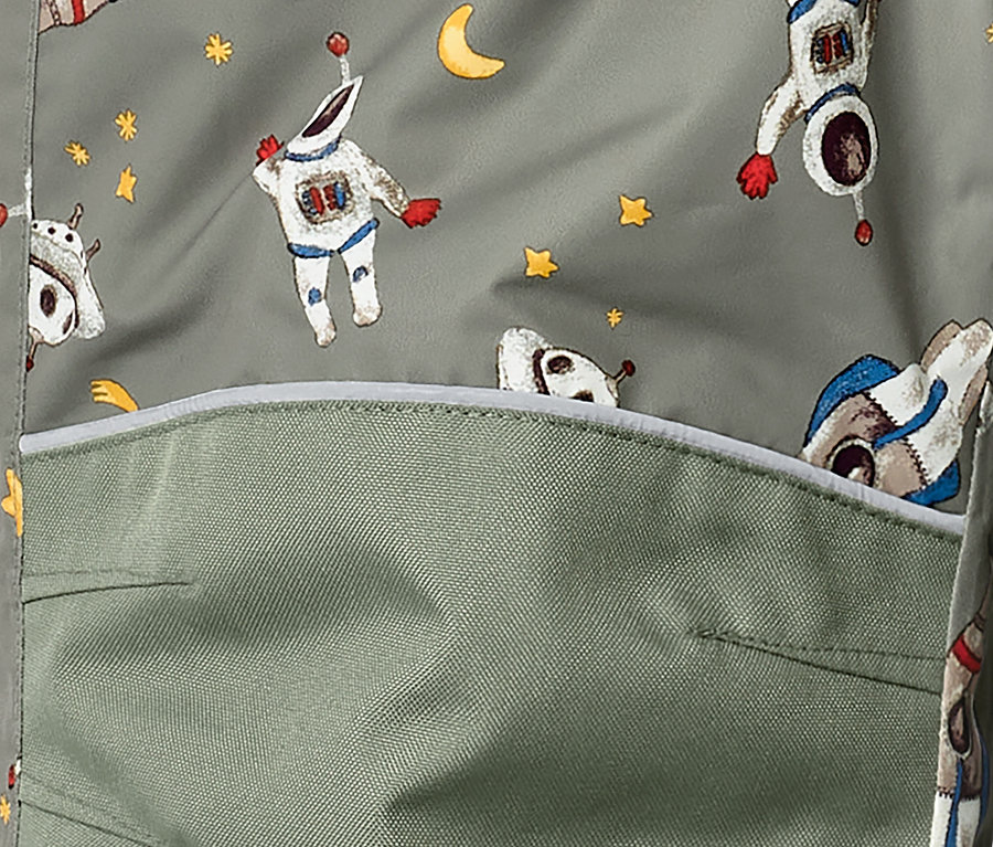 Astronot desenli ve cepli çocuk kar takımının detayı.