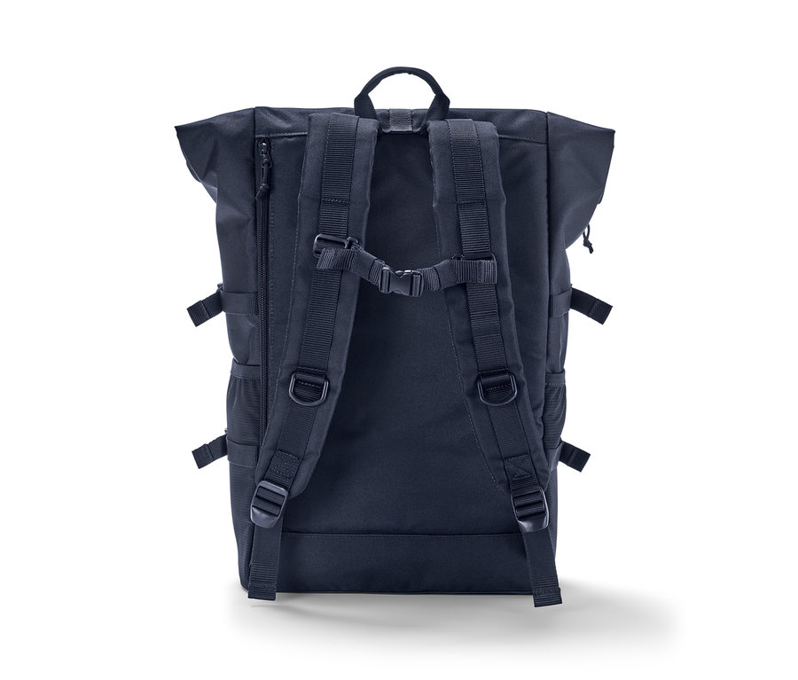 Siyah outdoor sırt çantası, arkadan görünümüyle. 