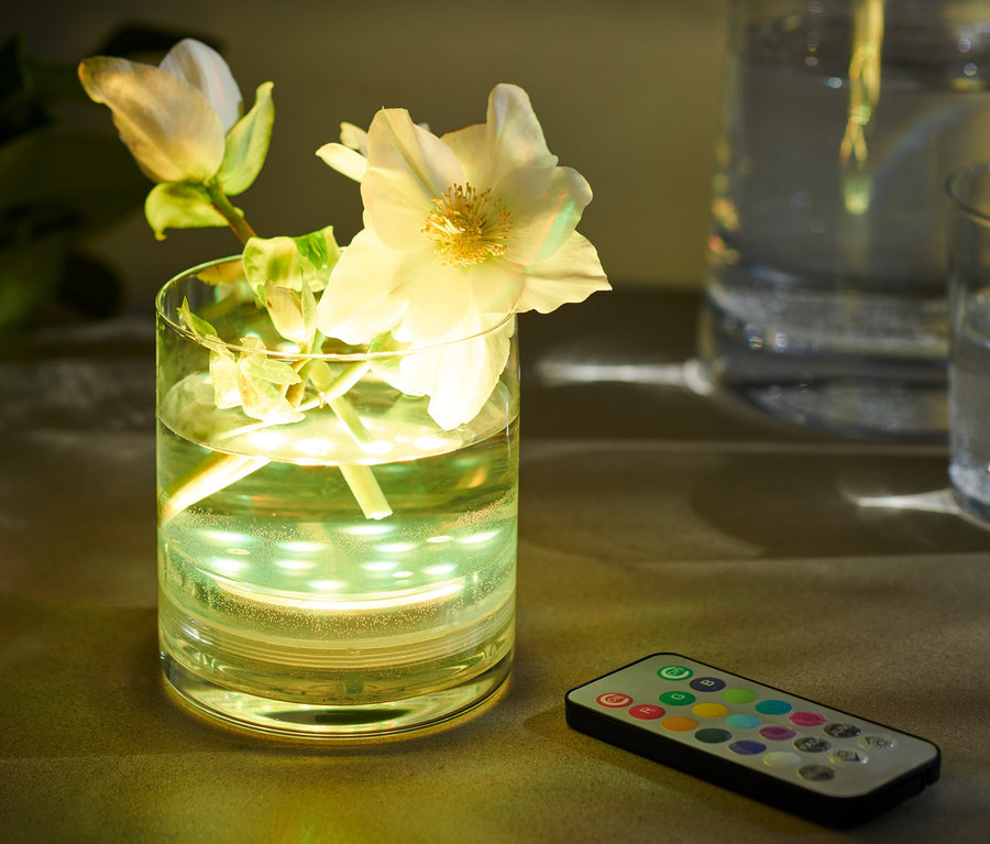 Vazoda renk değiştiren LED su altı ışığı ve uzaktan kumanda bulunan çiçekler.