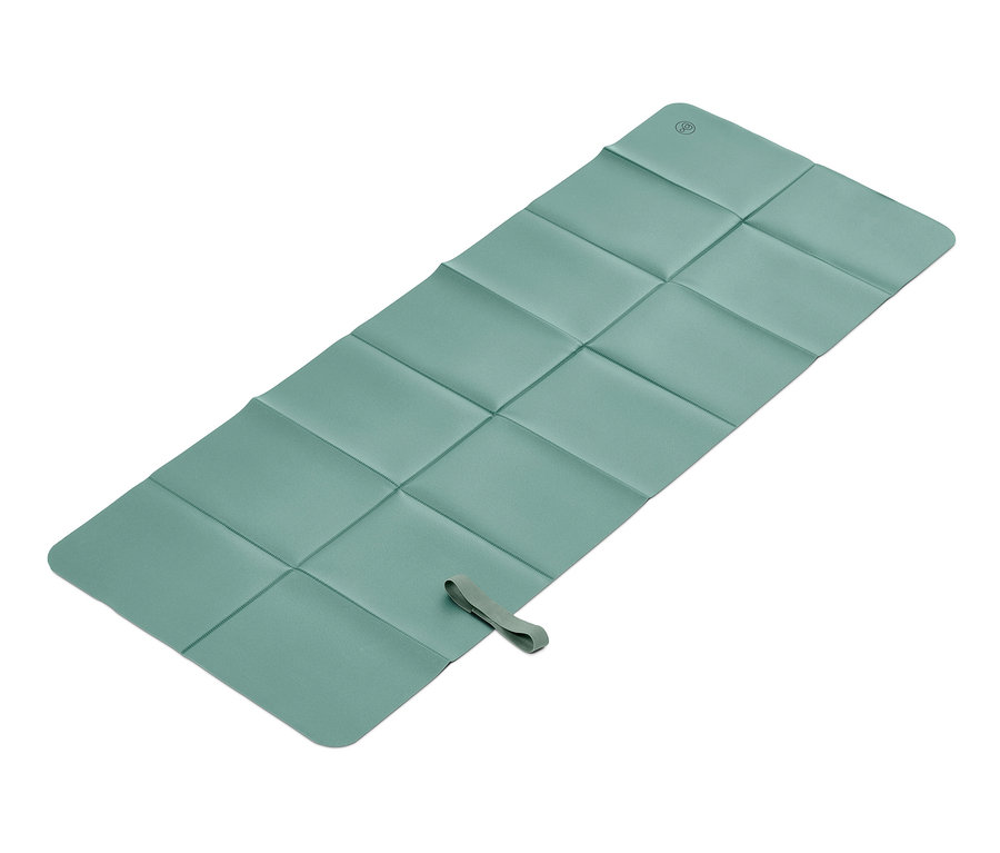 Yeşil katlanabilir yoga matı.